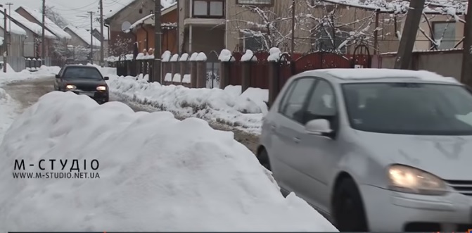 У Хусті для прибирання снігу не вистачає техніки (ВІДЕО)