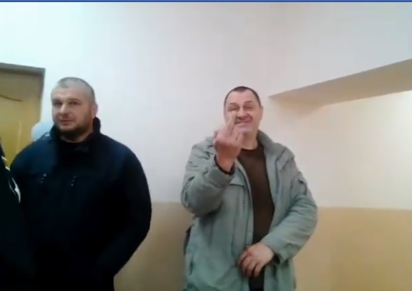 Під час громадських слухань щодо зведення ВЕС на Боржаві невідомий перешкоджав роботі журналістів (ВІДЕО)