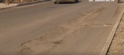 Ямковий ремонт на Шумній в Ужгороді мають зробити до кінця тижня (ВІДЕО)