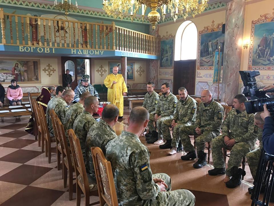 Єпископ Православної церкви України на Закарпатті омив ноги військовим 128 бригади (ФОТО, ВІДЕО)