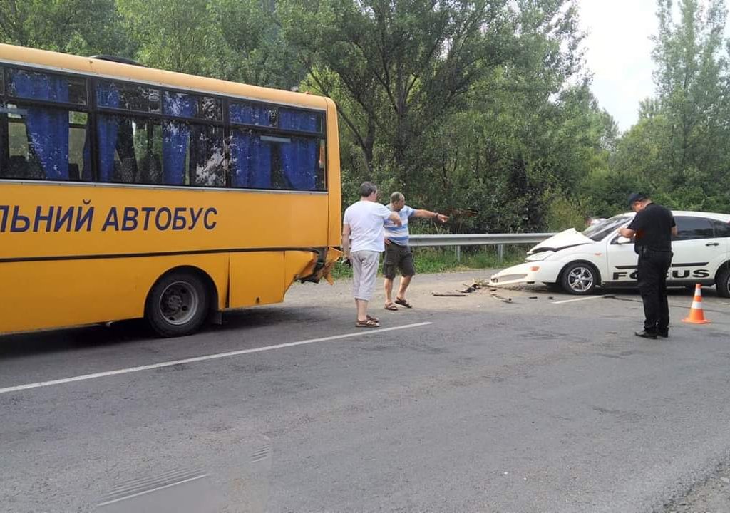 У Хусті легковик в'їхав у шкільний автобус (ФОТО)