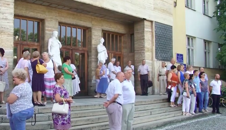 В Ужгороді держвиконавці знову не змогли виселити профспілки з будівлі на площі Народній (ВІДЕО)