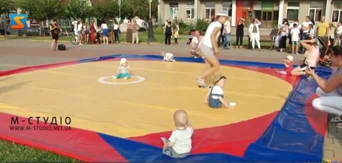 У Тячеві вперше провели перегони немовлят (ВІДЕО)