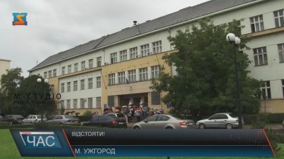 Закарпатські профспілки знову не пустили державних виконавців у будівлю на площі Народній (ВІДЕО)