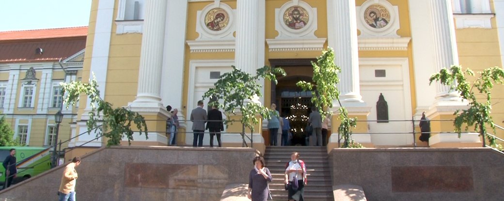 У день Святої Трійці в Ужгороді богослужіння відбувалися всередині у храмах (ВІДЕО)
