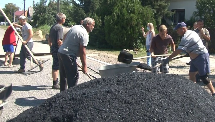 Жителі Великої Доброні на Ужгородщині за 5 років самотужки відремонтували вже 7 км доріг (ФОТО, ВІДЕО)