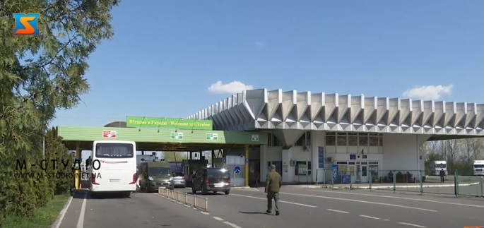 На пунктах пропуску на кордоні на Закарпатті фіксують "святкове" збільшення пасажиропотоку на в’їзд в Україну (ВІДЕО)