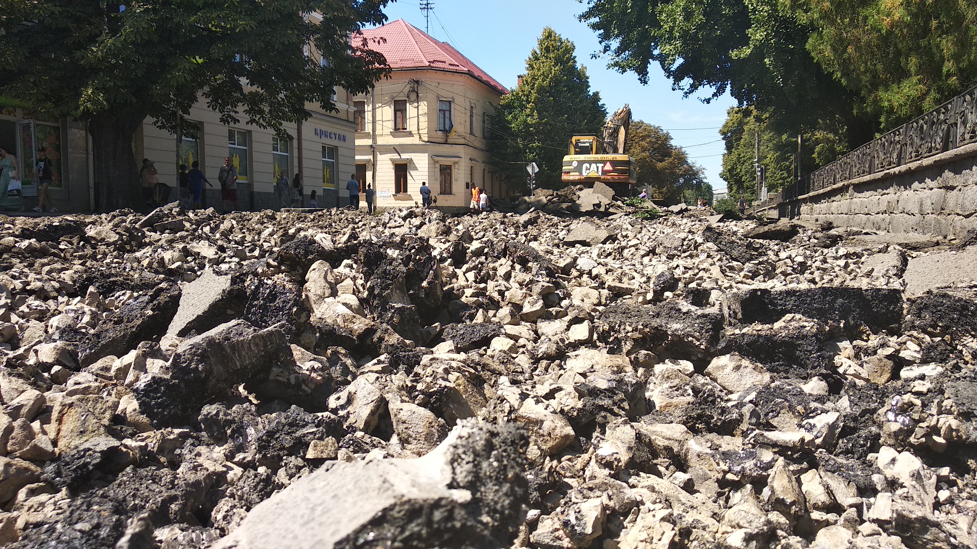 Нова бригада зі Львова цьогоріч доремонтує площу Петефі в Ужгороді за 12 млн грн (ФОТО, ВІДЕО)