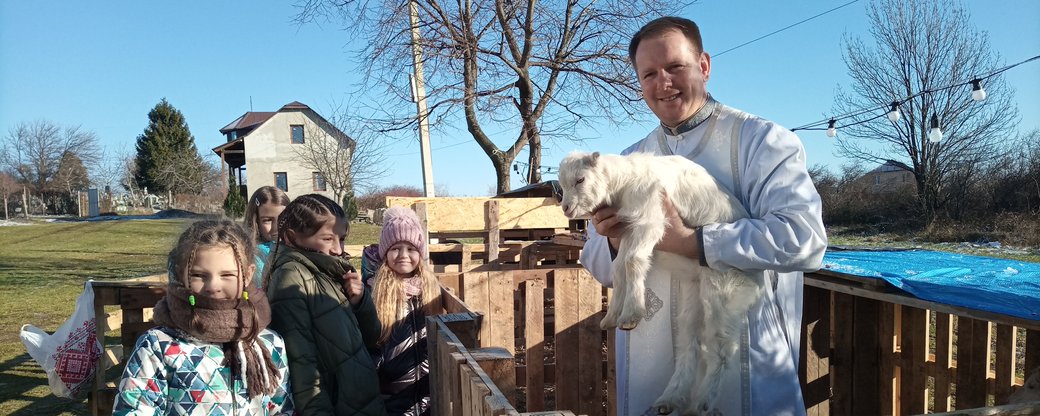 Живий вертеп з тваринами з нагоди Різдва облаштували біля греко-католицького храму Горянської ротонди в Ужгороді (ФОТО, ВІДЕО)