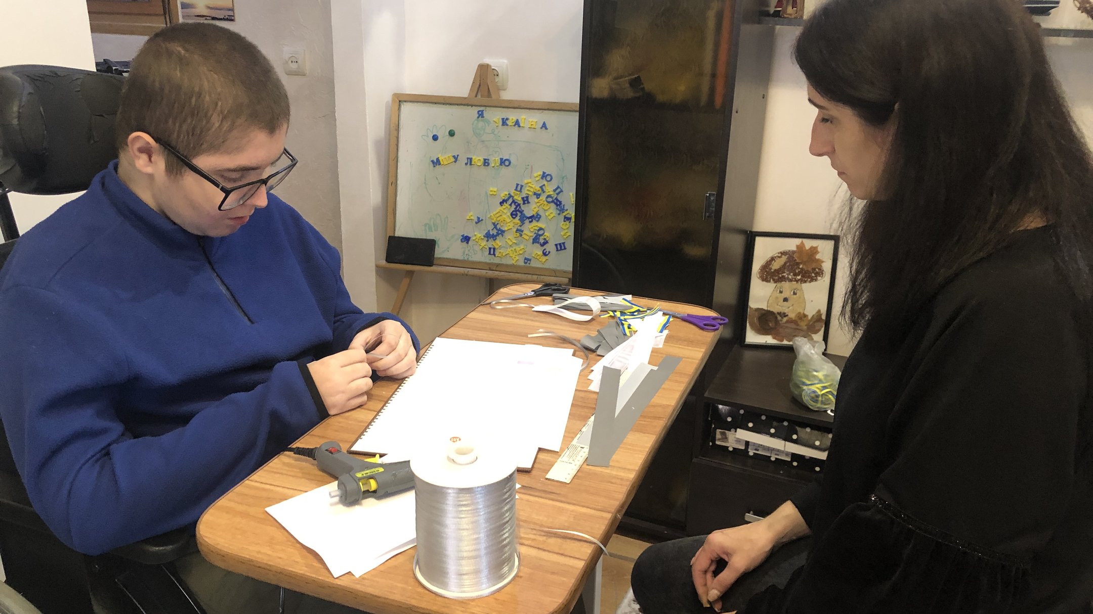 Світловідбивальні брелоки виготовляє 18-річний ужгородець з інвалідністю (ФОТО, ВІДЕО)