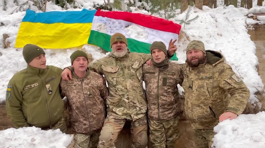 Воїни-угорці зі 101 закарпатської бригади тероборони колядкою привітали з Різдвом (ВІДЕО)