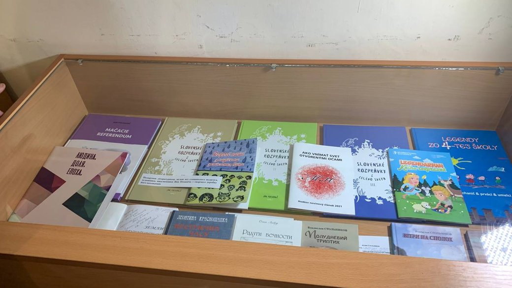 Близько 150 книжок закарпатських авторів, виданих цьогоріч, представили на виставці "Автографи, автографи..." (ФОТО)