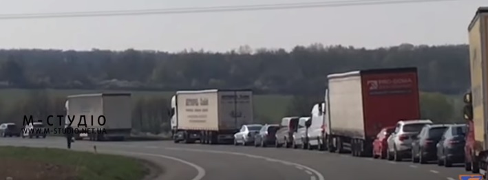 Зі словацької сторони на в'їзд в Україну на Закарпатті утворилася довжелезна черга через ажіотаж з розмитненням авто (ВІДЕО)
