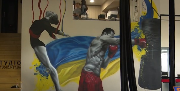 Переселенка з Харкова створила в Ужгороді патріотично-спортивний мурал (ВІДЕО) 