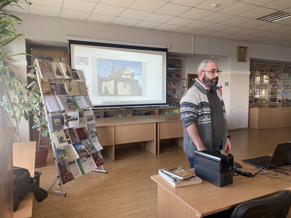 У коворкінгу при УжНУ проводять лекції для вимушених переселенців про історію, культуру та архітектуру Закарпаття (ФОТО, ВІДЕО)