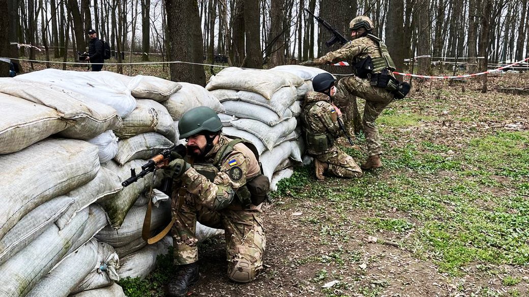 Ведення бою, долання смуги перешкод, тактична підготовка — як тренуються нацгвардійці на Закарпатті (ВІДЕО)