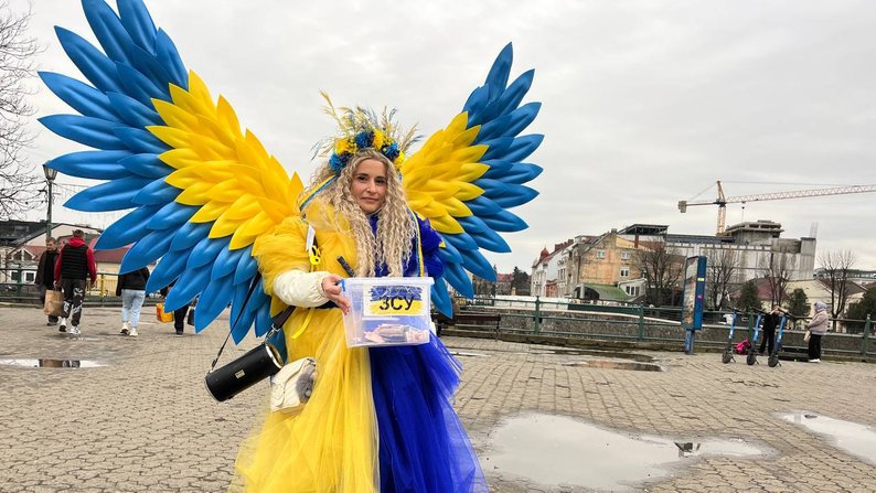 В Ужгороді організували акцію "Фото з Патріотичним Янголом" (ФОТО, ВІДЕО)