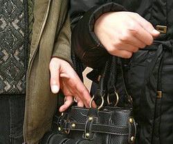 На зупинках маршруток ужгородців пантрують злодії