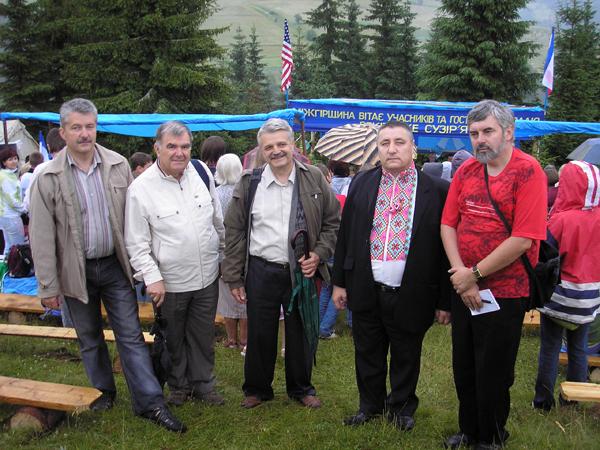Василь Густі з колегами-письменниками В.Кузаном, П.Ходаничем, А.Дурундою і С.Федакою на «Рекітському сузір’ї».