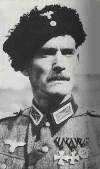 Майор РОА А.П. Альбов (1902-1989), начальник Отдела пропаганды ВС КОНР; на фото 1944 г. - вся грудь в крестах и орденах с «Георгиевскими лентами»