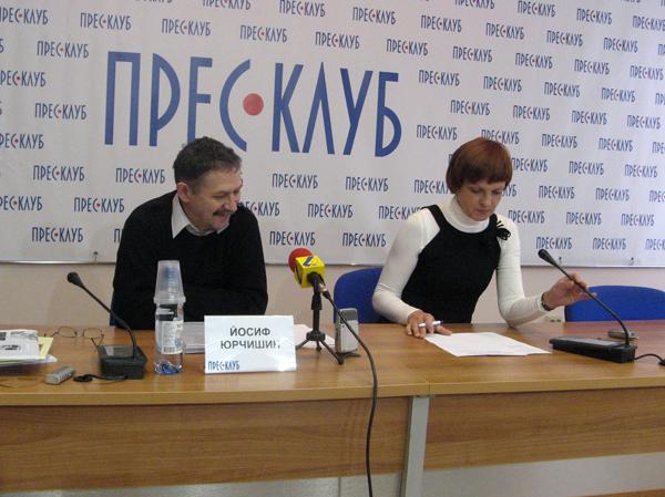 В Україні я мав можливість виступити на прес-конференції, але не серед журналістів, а як її гість. Фото з львівського "Прес-клубу", господиня  - Ольга Шостак