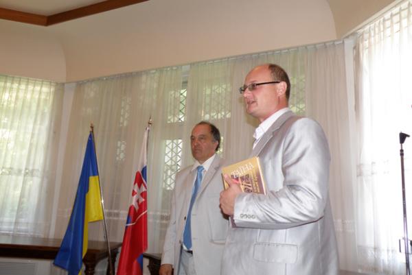 Під час презентації антології. Іван Яцканин та Ярослав Джоґаник (вправо).