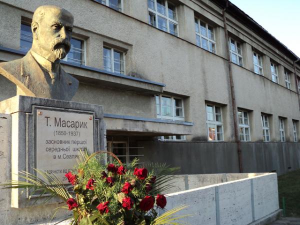 У Сваляві встановили бюст Масарику та відновили історичний напис на школі (ФОТО)